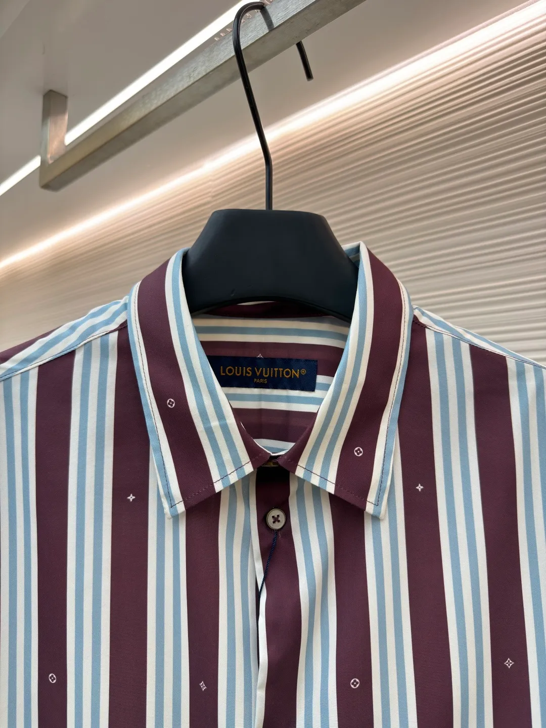 LOUIS VUITTON striped short-sleeved shirt ●Original version: Purchased and developed for 10300 ●Item number: 1682488-A45 ●Fabric: cotton blended fabric ●Technology: made on positioning cutting machine ●Color: brown ●Version: fitted version ●Weight: about 185 grams ●Size: S-M-L-XL ●Description: This style of LOUIS VUITTON striped short-sleeved shirt is made of high-quality woven fabric as the base, and uses direct-injection technology to restore the classic striped pattern. The color reproduction is high, the pattern is delicate and firm, and it is not easy to fade or smudge. The splicing parts of the body are all processed by hand-made overlock sewing technology, and the stitching is smooth and dense, which effectively prevents the edges of the fabric from fuzzing and improves the overall durability. The shirt has a standard lapel shape, with a crisp collar that is not easily deformed. Customized hardware is used for the buttons at the placket, which has a thick texture and good gloss. The length, bust and other sizes increase from S to XL. The measurement error of 1~3CM is within the normal range. It is recommended to hand wash and maintain it to maintain the shape and pattern. It can be easily used in both leisure and light business scenes. The overall wiring is straight and delicate, the fabric is comfortable and soft, and the color is consistent without color difference. It can be matched with the same style to create a fashionable look and control various occasions. Customized accessories, complete with three standards, same style for men and women!